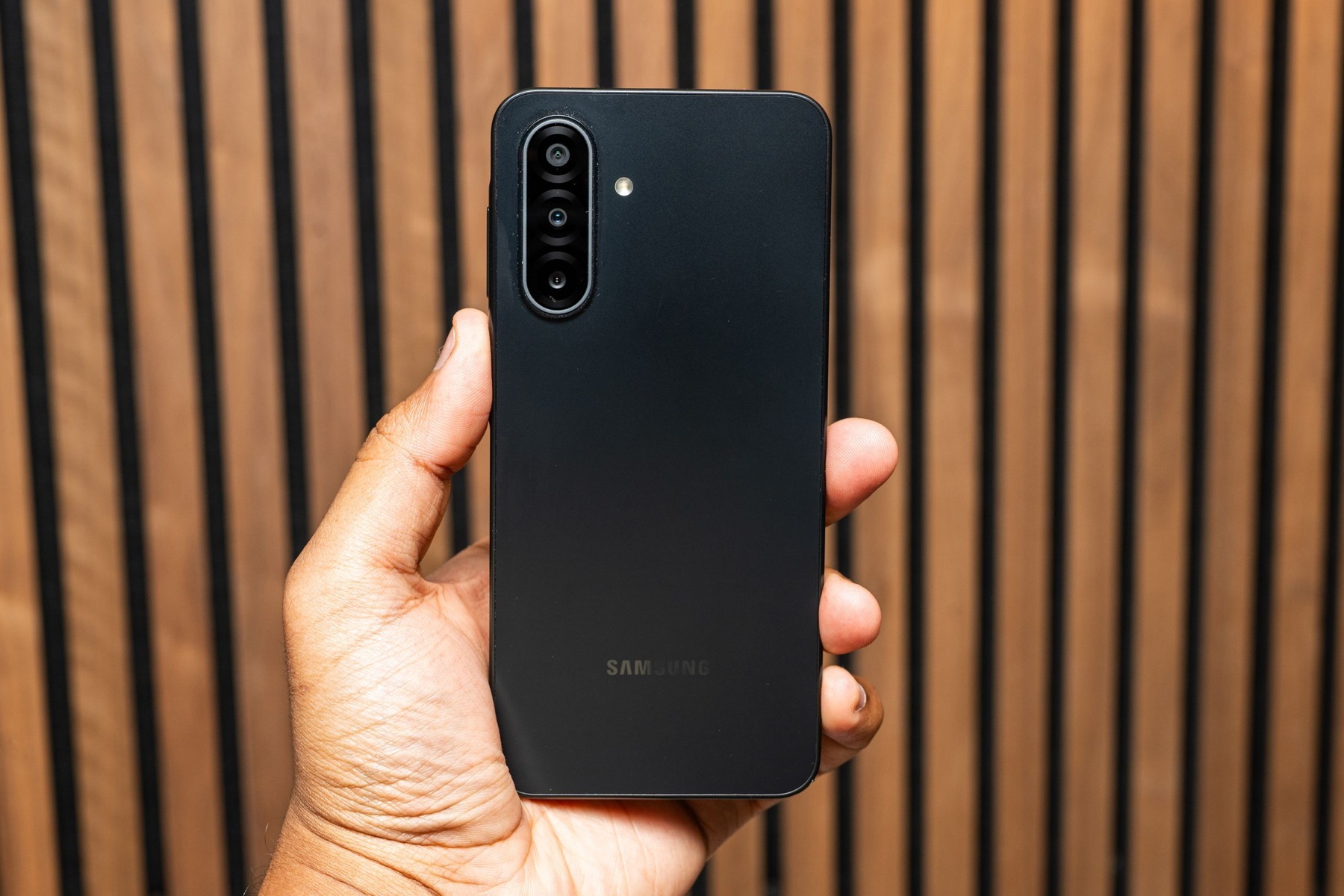 Стоит ли покупать Samsung Galaxy A17 5G: back black