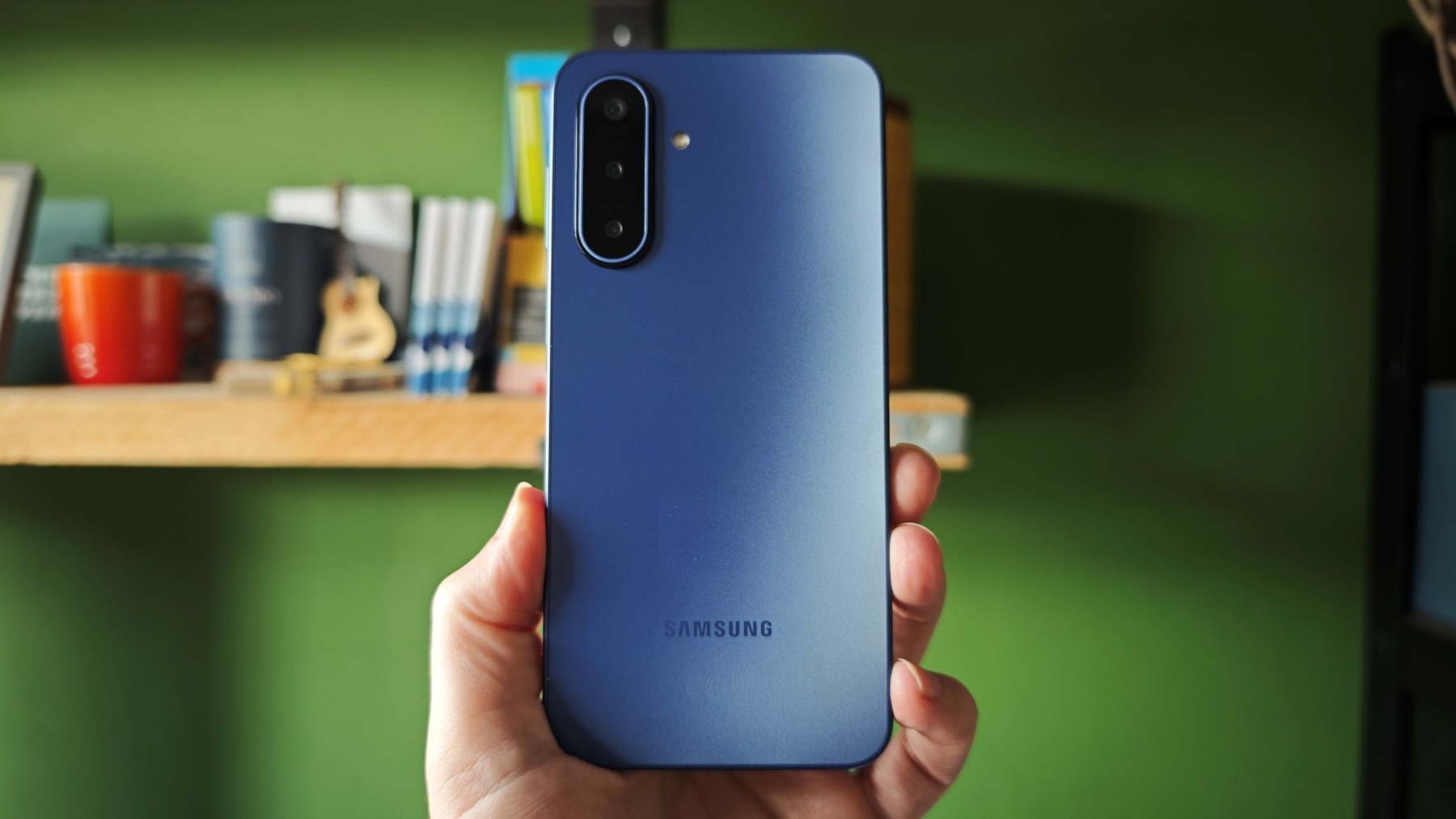 Стоит ли покупать Samsung Galaxy A17 5G: back blue